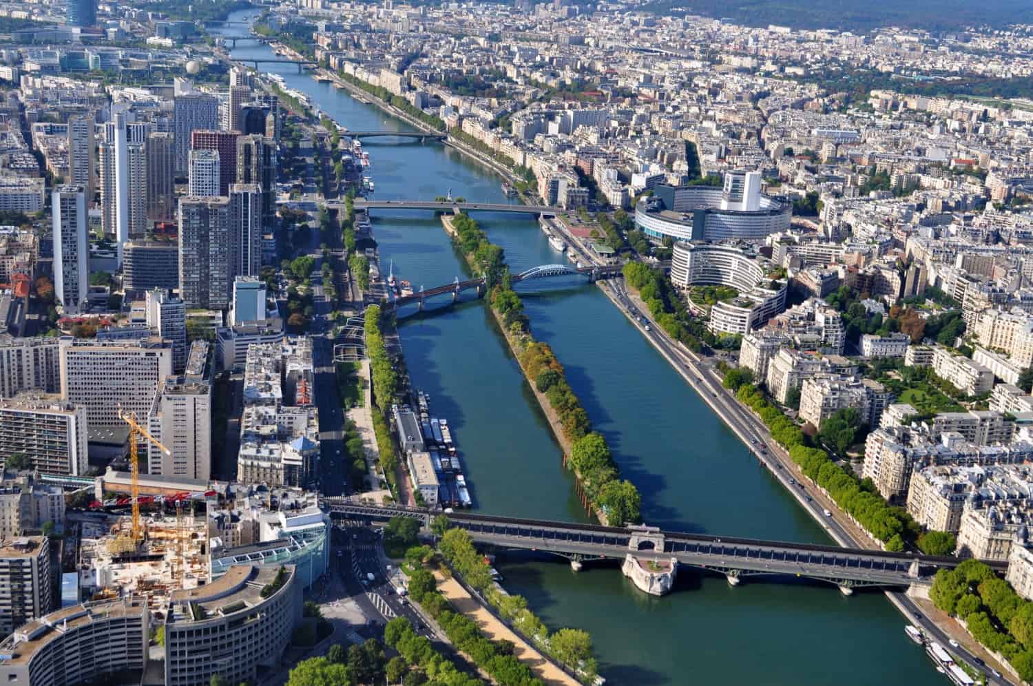 Seinen løber gennem hjertet af Paris og er en af byens mest ikoniske og romantiske elementer