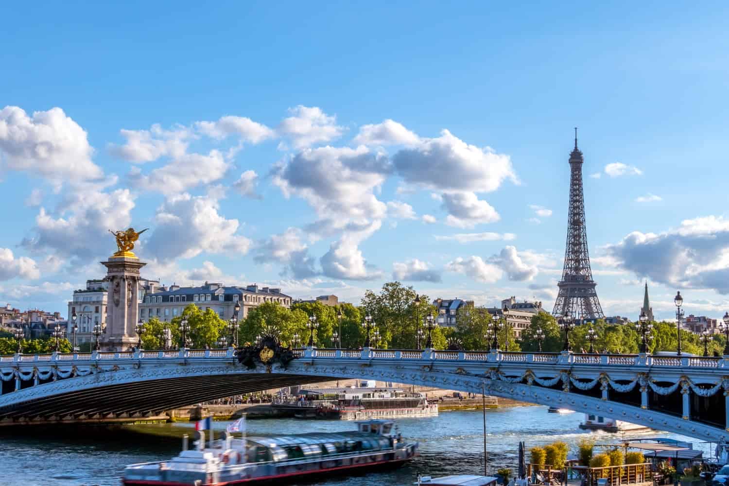 En bådtur på Seinen er en af de mest populære aktiviteter for besøgende i Paris og giver en unik og afslappende måde at se byen på