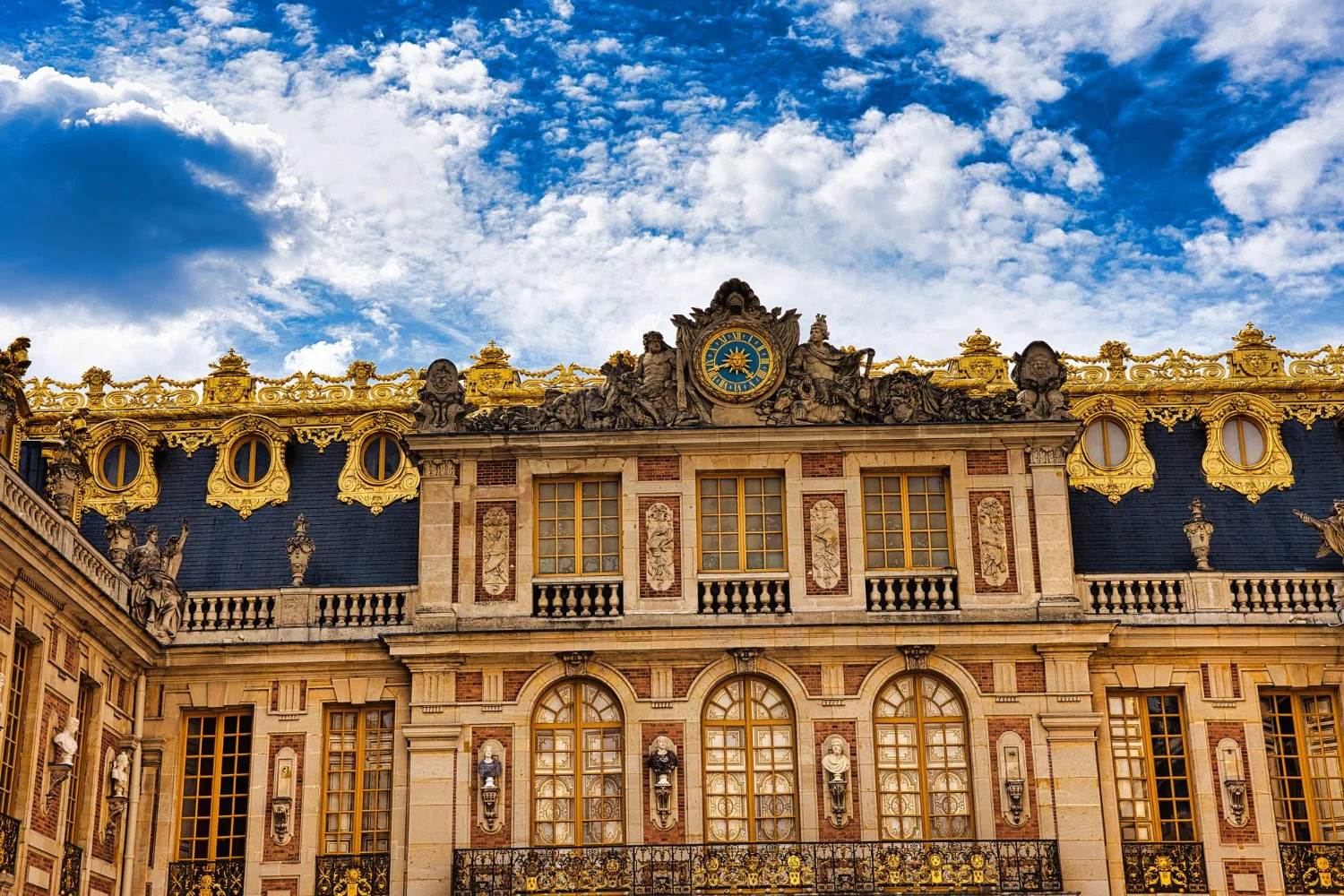 Versailles er ikke kun et sted for historisk refleksion, men også en levende del af den moderne kultur.