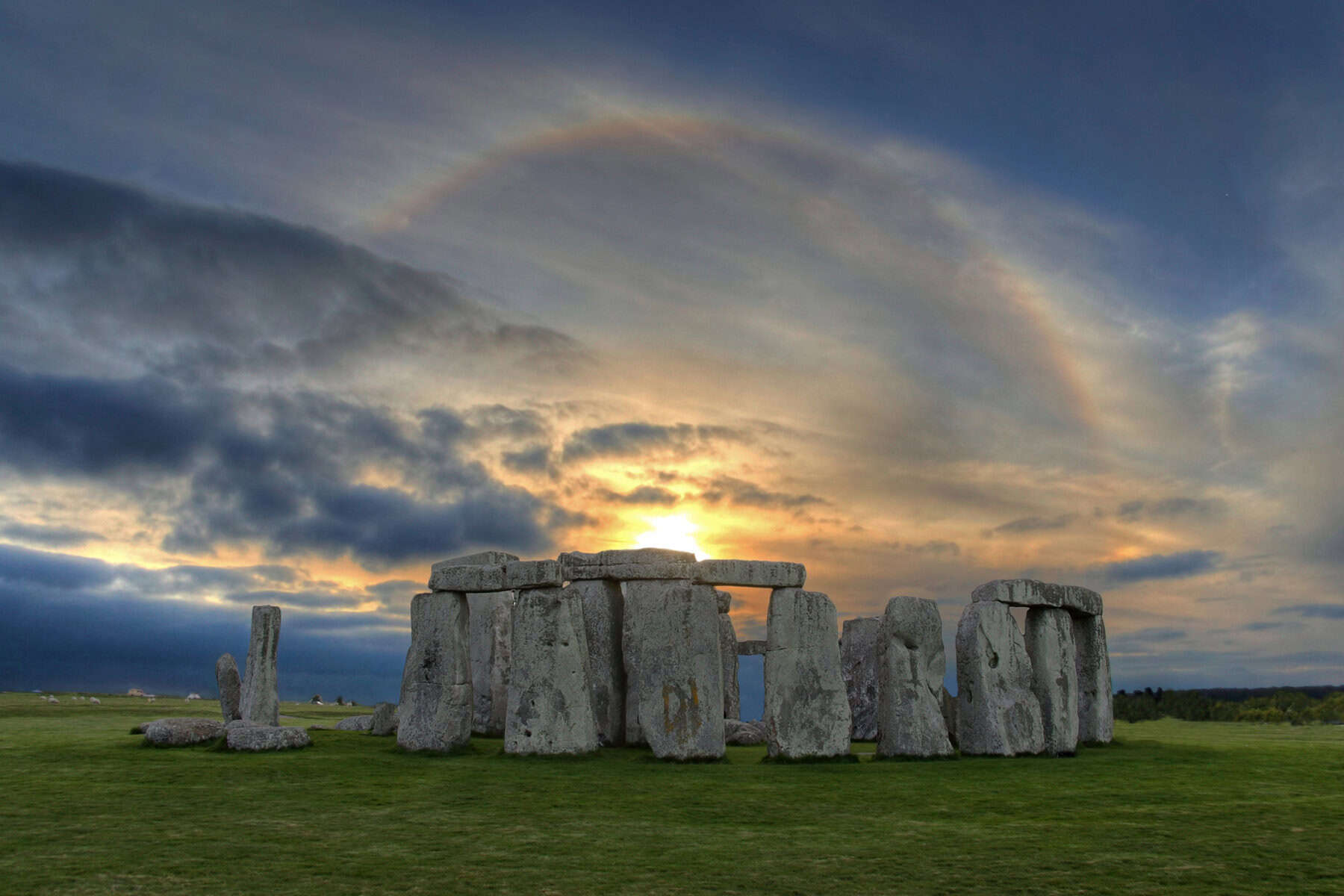 Besøg Storbritannien og se Solnedgang Halo over Stonehenge