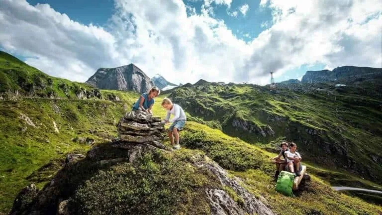 Aktiv sommerferie i Østrig: Fra bjergvandring til cykelferie 11 Aktiv sommerferie i Østrig er åben igen. Kitzsteinhorn. Vandrefamilie holder fortjent hyggepause