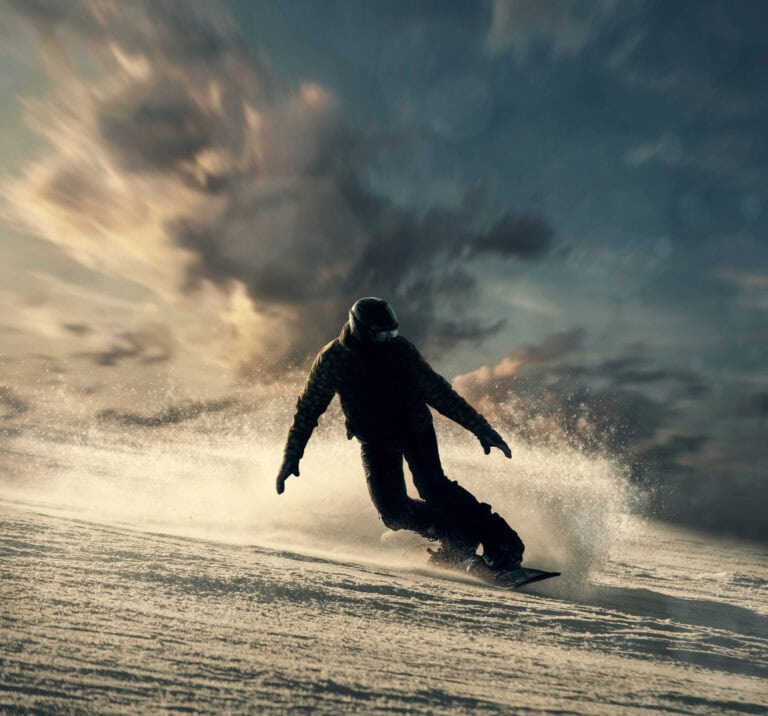 Snowboarder glider ned i god stil