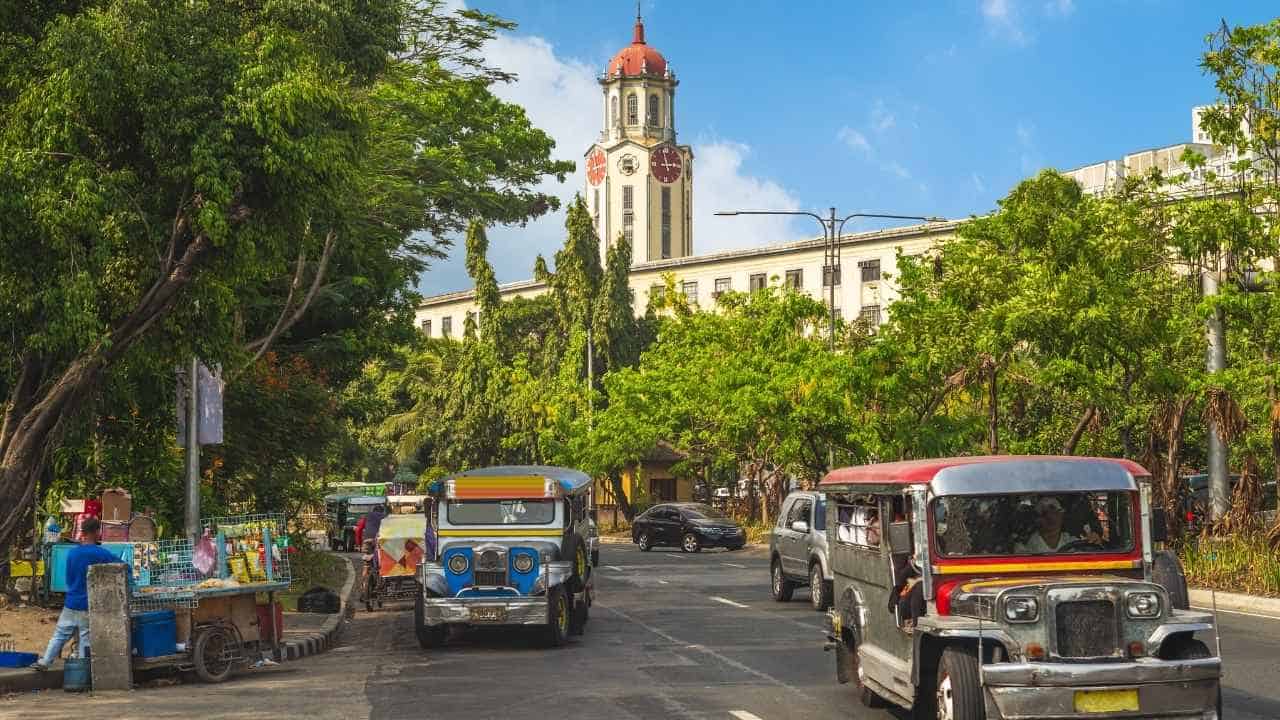 Manila rejser, busy streets with the city hall in view