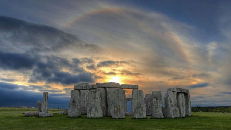 Besøg Storbritannien og se Solnedgang Halo over Stonehenge