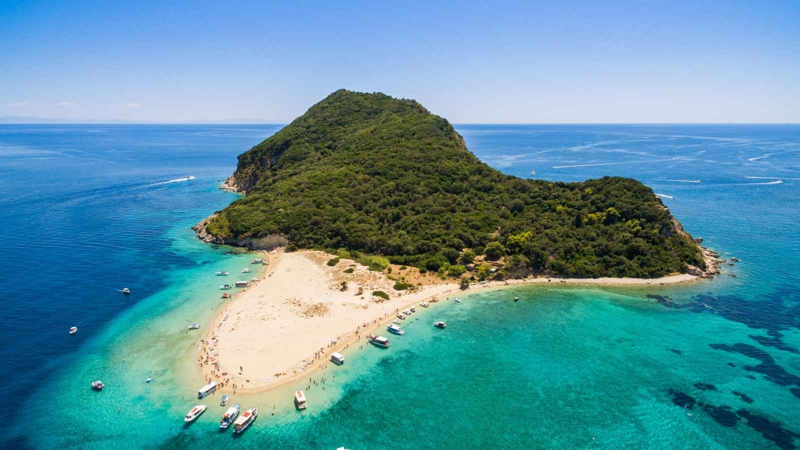 Marathonisi – også kendt som Skildpaddeøen – set fra luften, et vigtigt yngleområde for havskildpadder ud for Zakynthos’ kyst