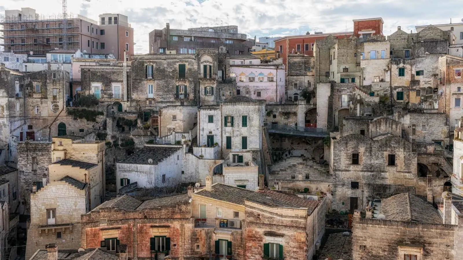 Sassi di Matera set fra udsigtspunktet — den gamle grotteby med kalkstenshusene klatret op ad klippevæggen