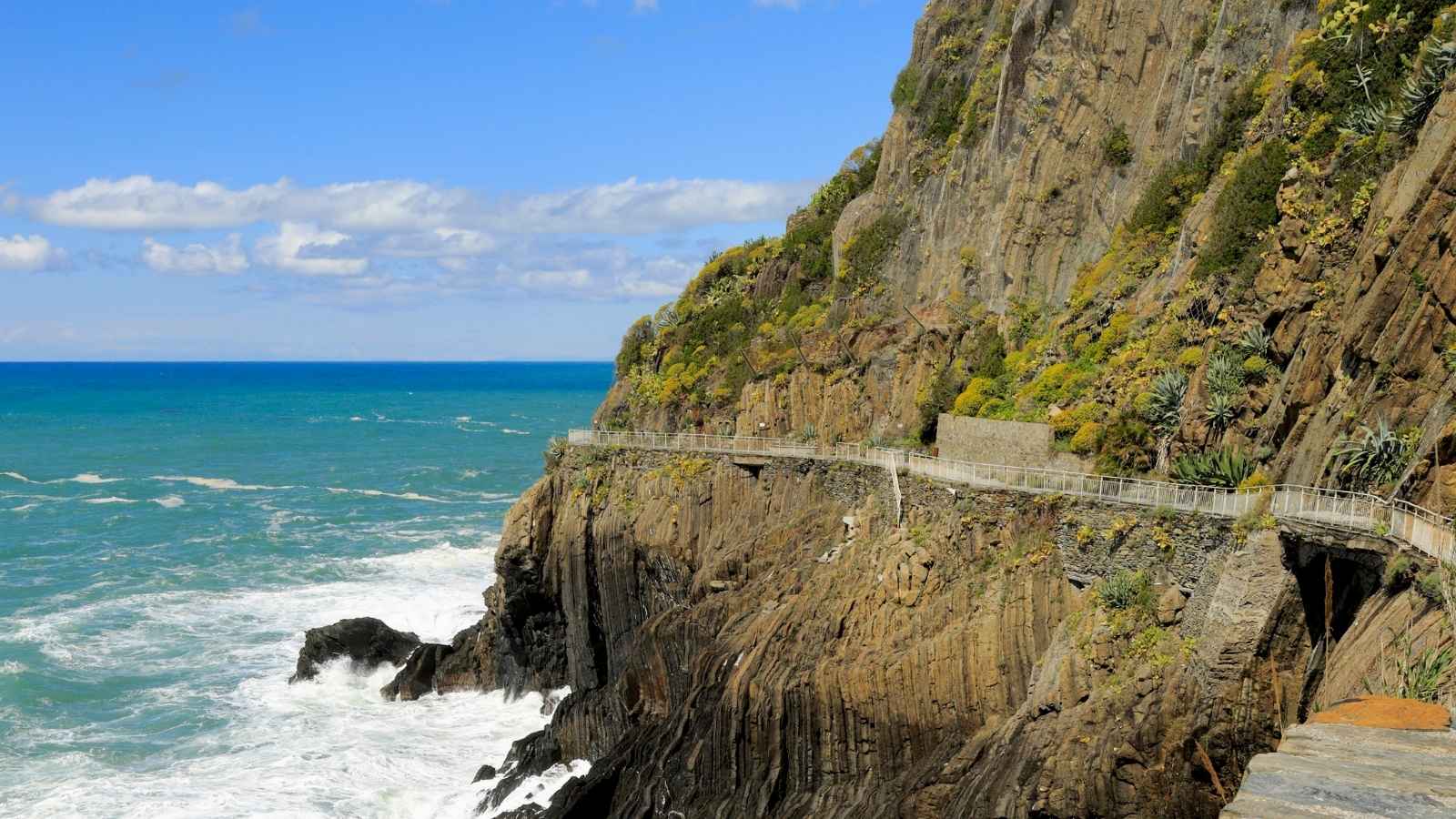 Vandrestien Via dell’Amore i Cinque Terre følger klipperne langs kysten.