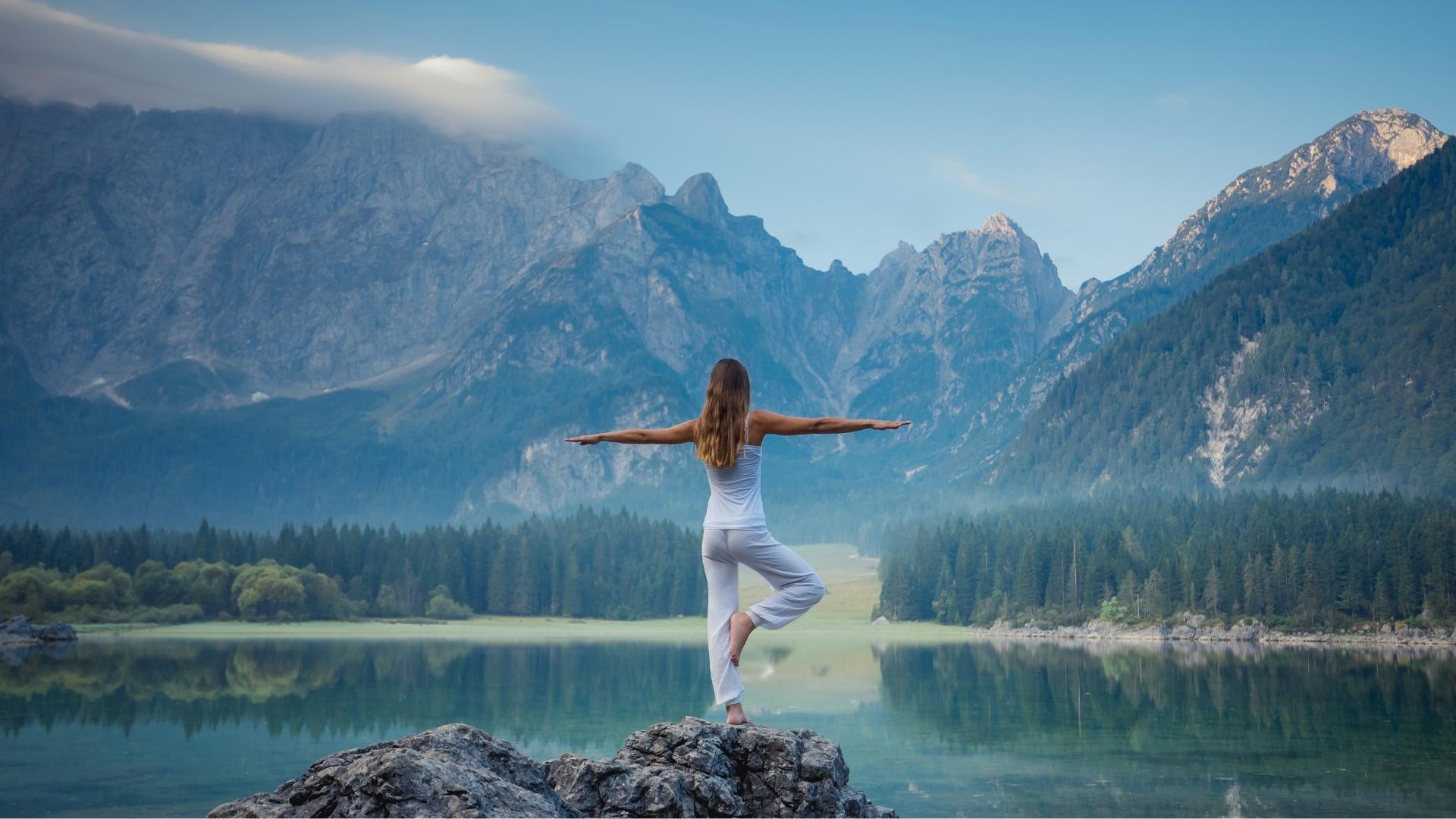 Yoga udendørs i stilhed