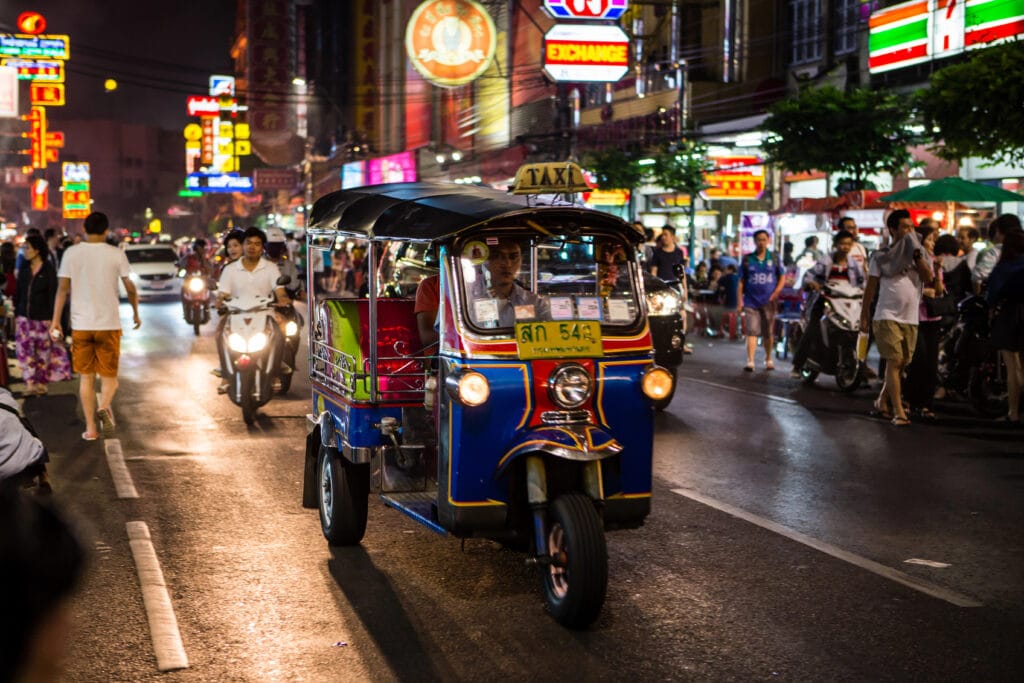 Tuk - tuk on Chinatown street i Bangkok