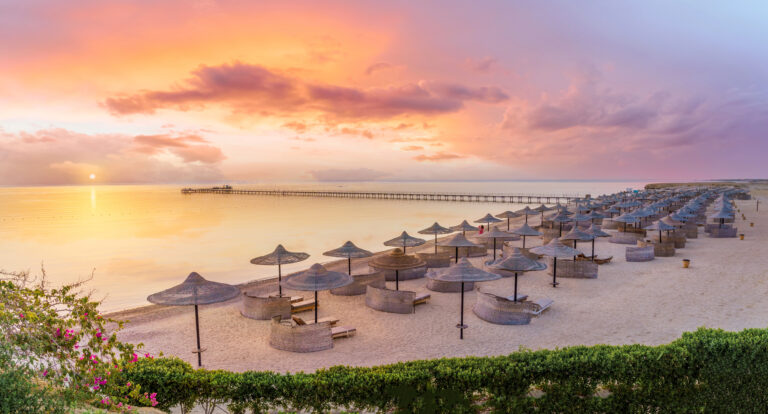 Fayrouz beach resort at sunrise in Marsa Alam, Egypt. Afbudsrejser