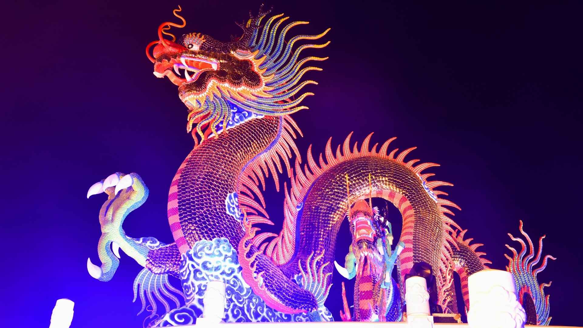 Farverige drager og lanterner lyser natten op under Lantern Festival – den storslåede afslutning på kinesisk nytår.