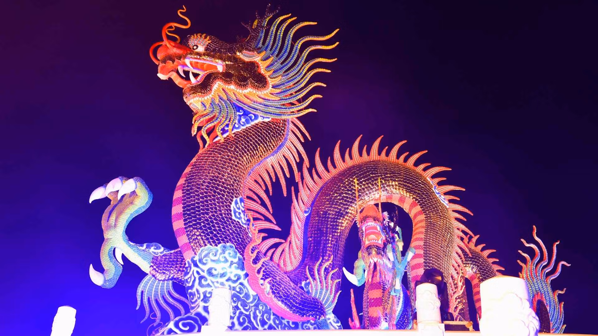 Farverige drager og lanterner lyser natten op under Lantern Festival – den storslåede afslutning på kinesisk nytår.