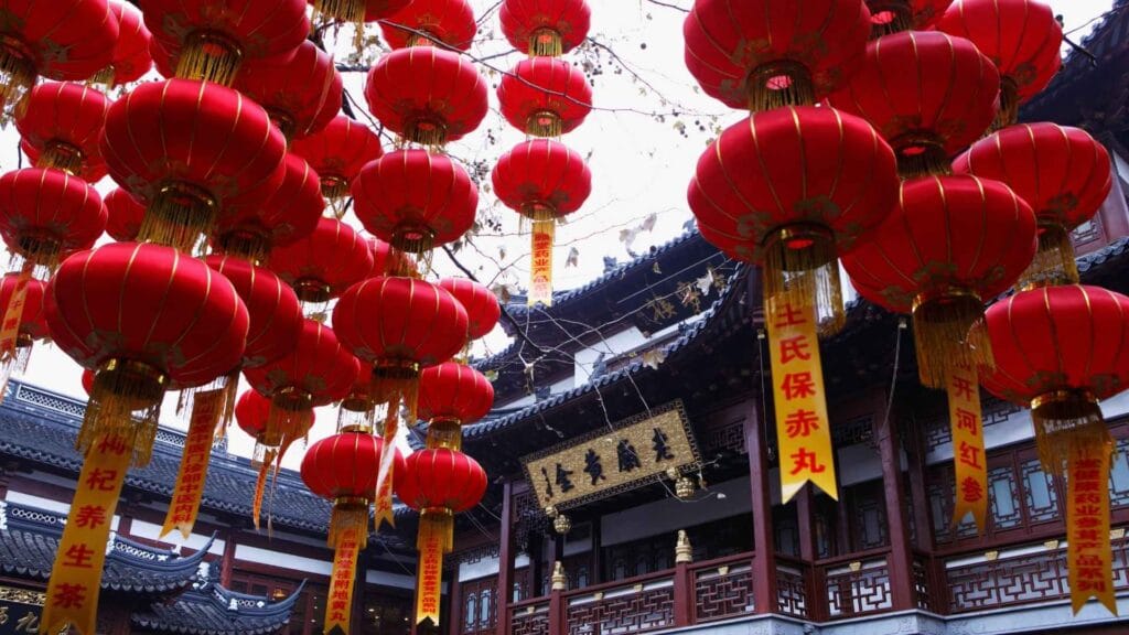 Hængende røde lanterner i YuYuan-haverne, Shanghai, Kina – et klassisk syn under fejringen af kinesisk nytår.