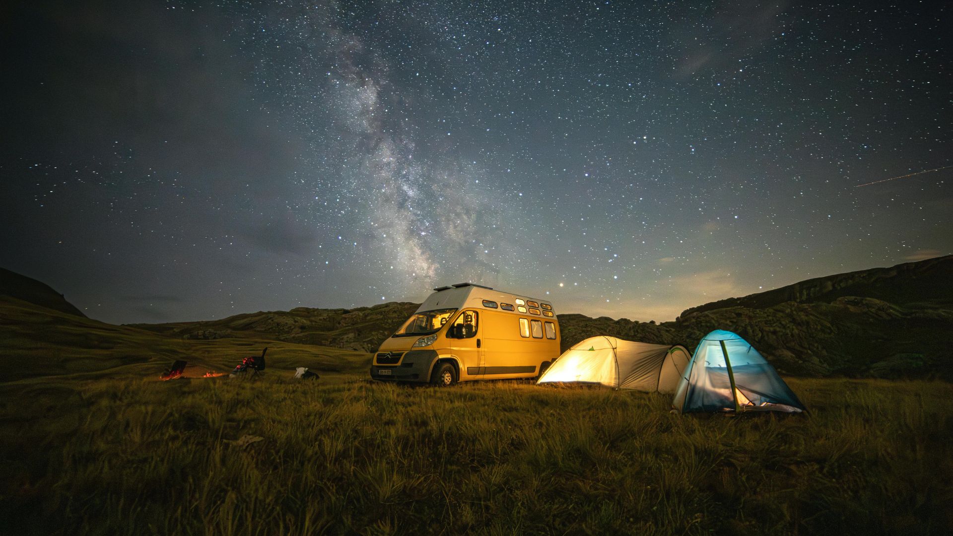 Bilferie i Tyskland 4 Campingplads i aftenlys med telt og udsigt over landskabet