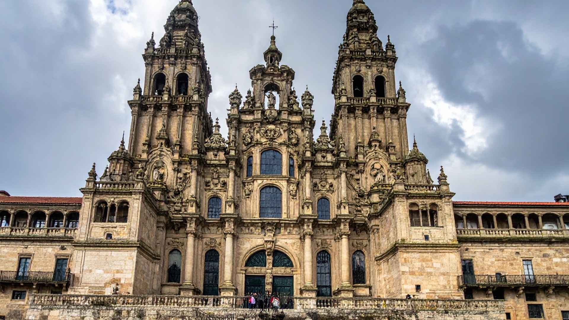 Santiago de Compostela Cathedral – Ikonisk pilgrimsdom i Galicien og endepunktet for Camino de Santiago, kendt for sin imponerende barokfacade og dybe historiske betydning.