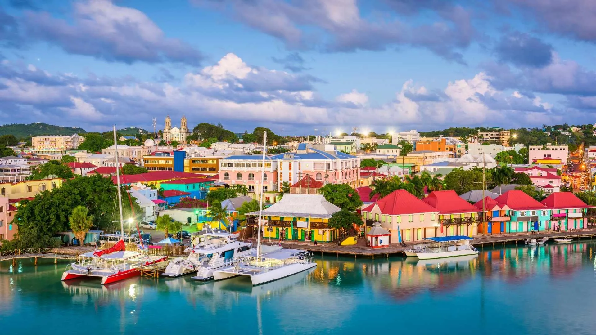 St. John's – Farverig caribisk hovedstad med havn, kolonihistorie, lokale markeder og nem adgang til nogle af Antiguas smukkeste strande.