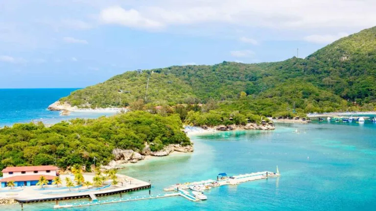 Derfor skal du rejse til Caribien: Find din ø her 11 Strand- og resortliv på Labadee Island i Haiti – turkisblåt vand, palmer og caribisk feriestemning i rolige, tropiske omgivelser.
