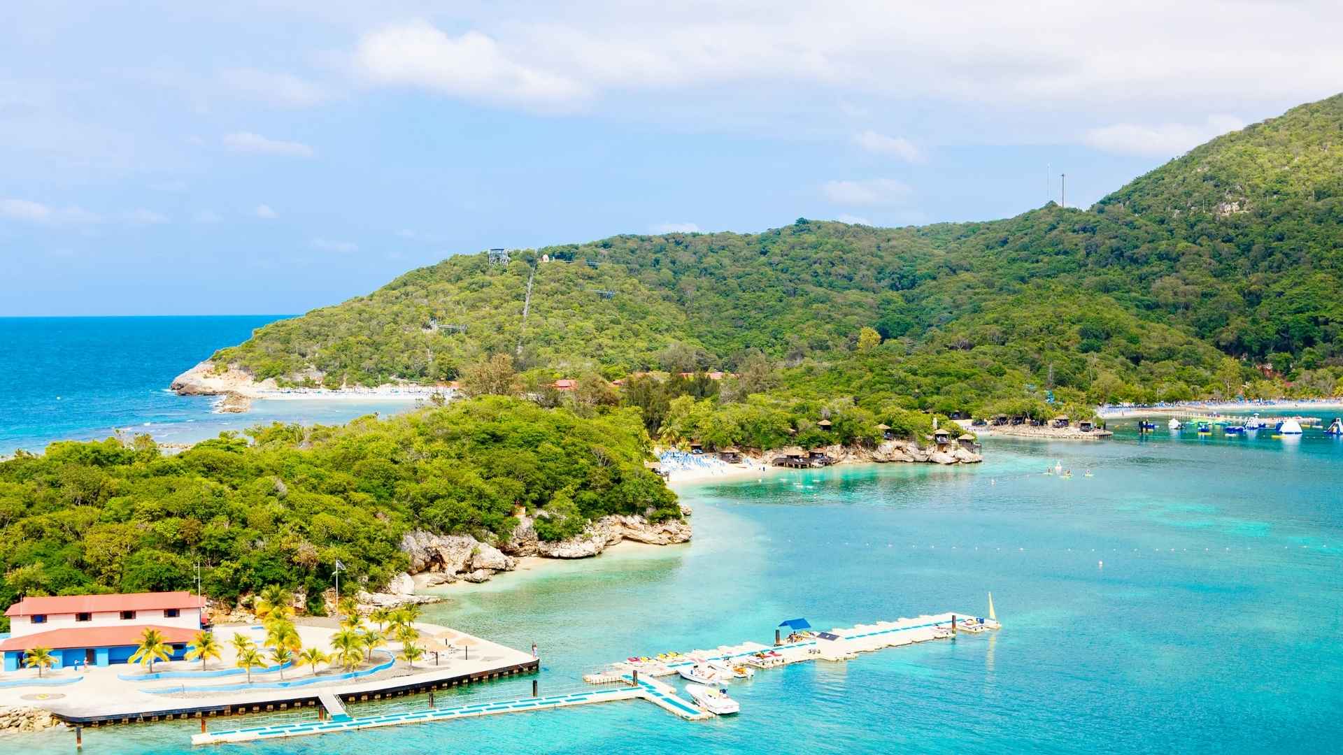 Strand- og resortliv på Labadee Island i Haiti – turkisblåt vand, palmer og caribisk feriestemning i rolige, tropiske omgivelser.
