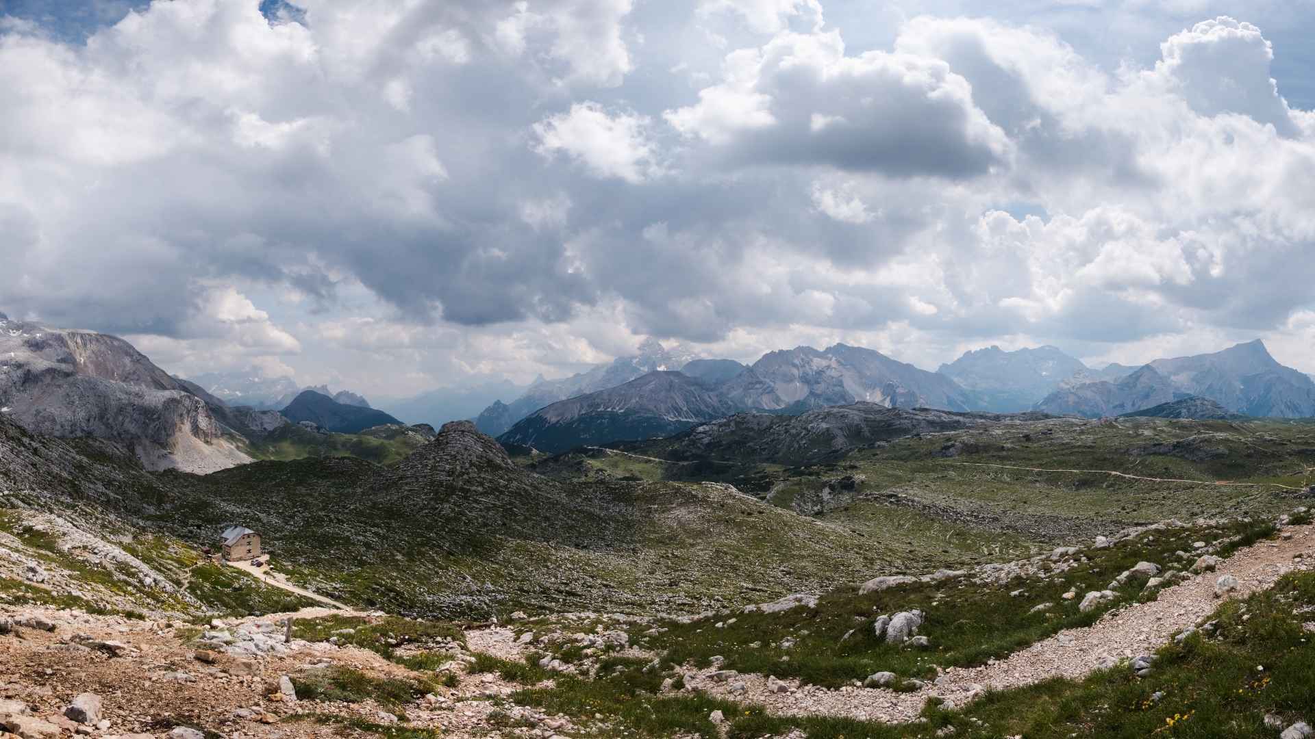 Alta Via 1 i Dolomitterne byder på dramatiske bjerglandskaber, alpine søer og nogle af de mest ikoniske vandreruter i Italien