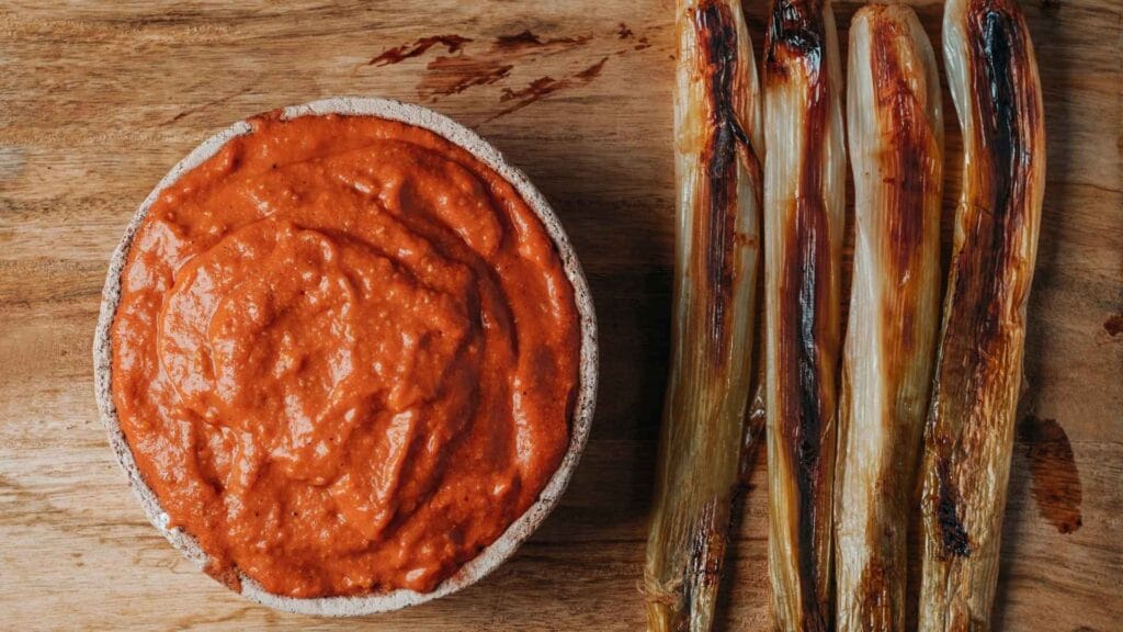Calcots med romesco-sauce er en klassisk catalansk ret, der især opleves i foråret langs Costa Brava