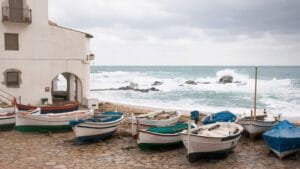 Ferie i Costa Brava: megalit-strandkultur versus Tossa de Mar uden englændere