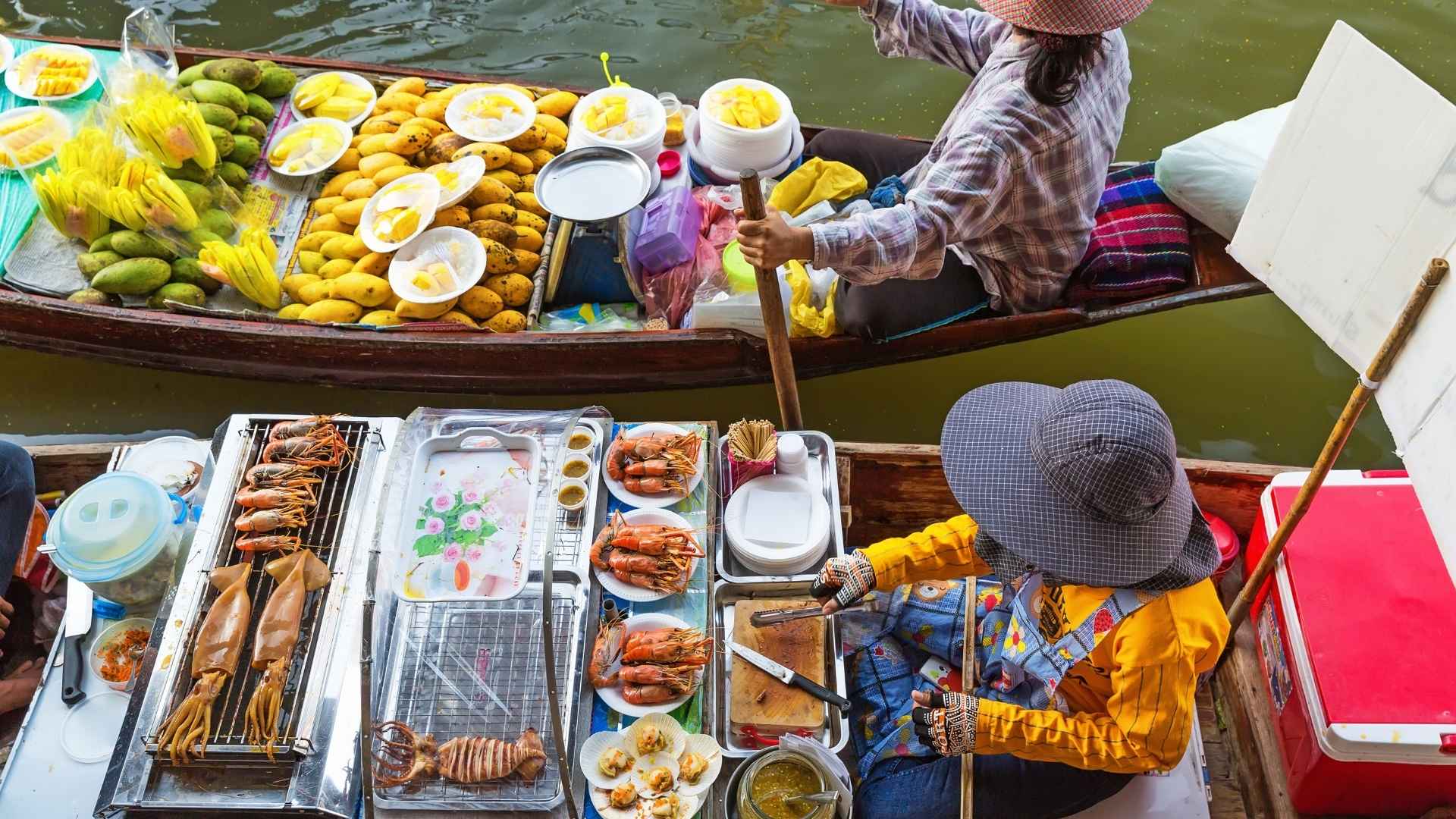 Bangkok madoplevelser starter med friske råvarer på flydende markeder i Thailand