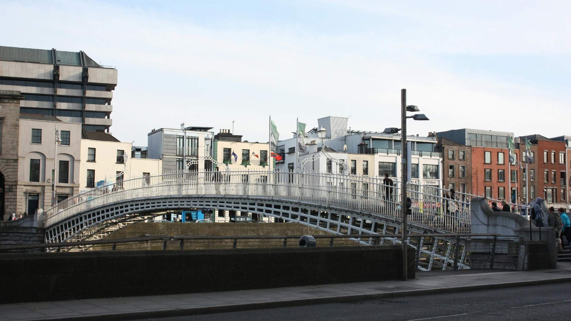 Ha'penny Bridge over River Liffey i Dublin, en del af Irlands hemmeligheder