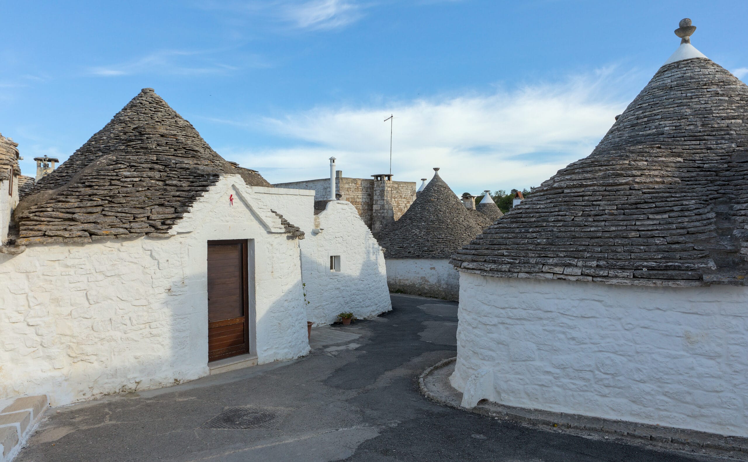 Trulli-husene i Rione Aia Piccola i Alberobello, Puglia — runde stenhuse med kegleformede tage
