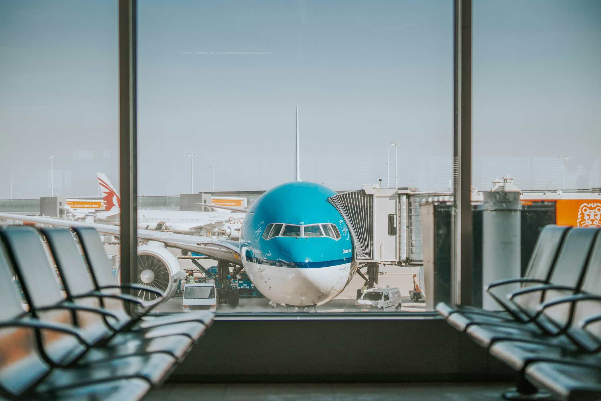 Fly ved gaten i en europæisk lufthavn