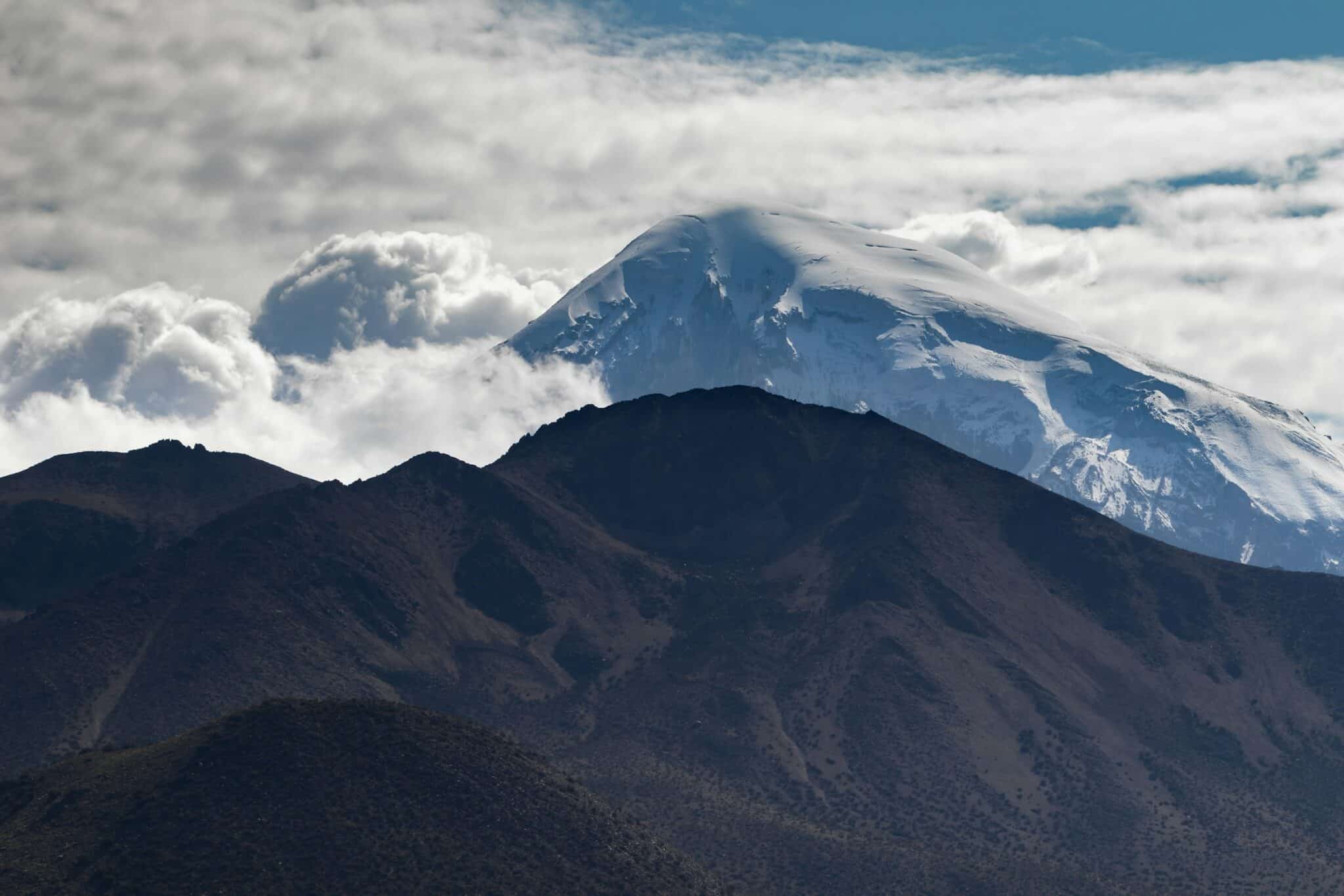 Sneklædt vulkan på højsletten i Bolivia