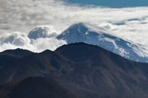 Sneklædt vulkan på højsletten i Bolivia