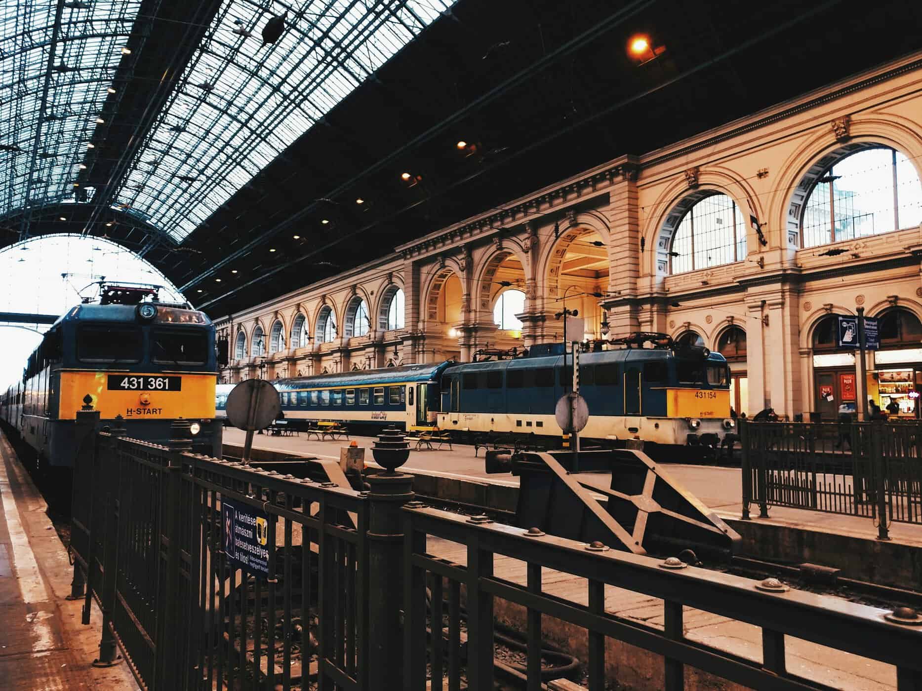 Tåg vid en europeisk järnvägsstation