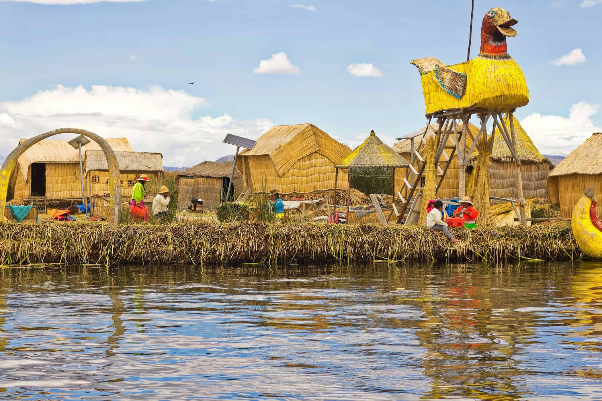 Huse ved Titicacasøen mellem Peru og Bolivia