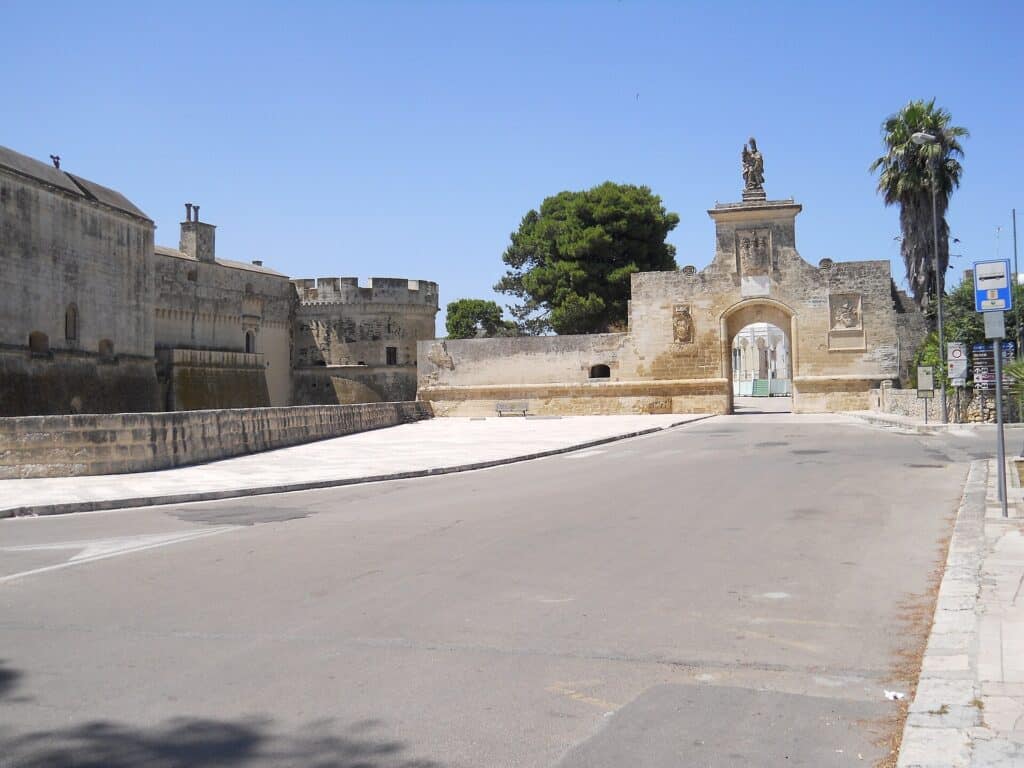 Borgen og byporten Porta Terra i den befæstede renæssanceby Acaya øst for Lecce