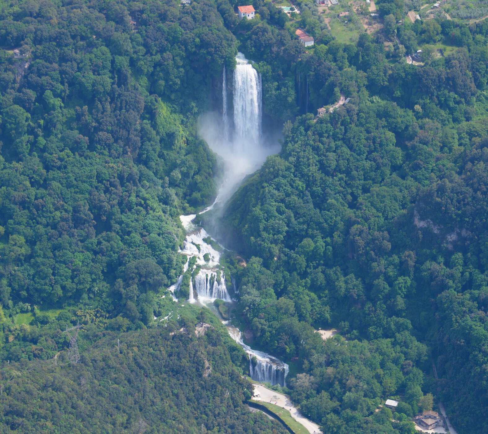 Cascata delle Marmore set fra luften med vand på alle tre fald og vandtåge i kløften