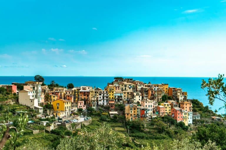 Corniglia i Cinque Terre set fra vinterrasserne — landsbyen ligger på en klippenæse højt over havet uden havn