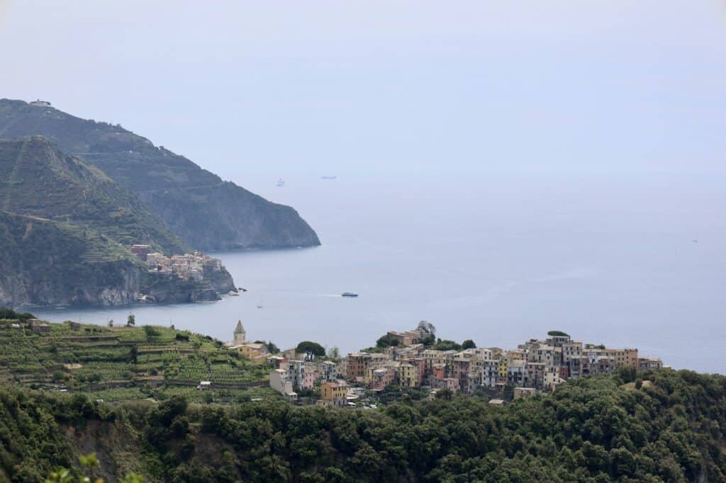 Corniglia på klippenæsset med de terrasserede vinmarker til venstre og Manarola ude på det næste næs