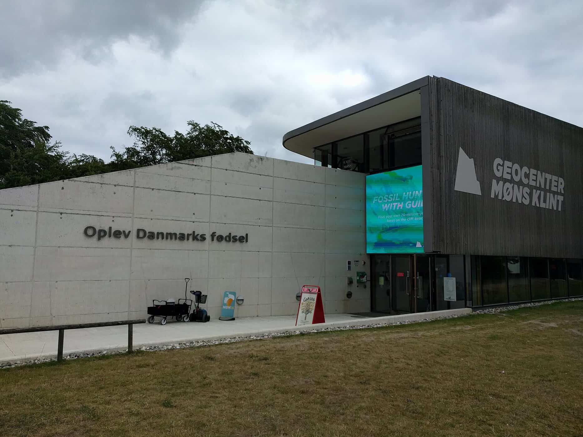 Bygningen GeoCenter Møns Klint med teksten Oplev Danmarks fødsel