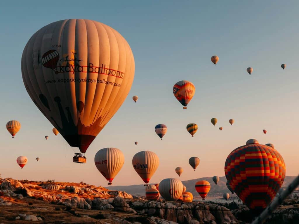 Luftballoner over Kappadokien ved solopgang