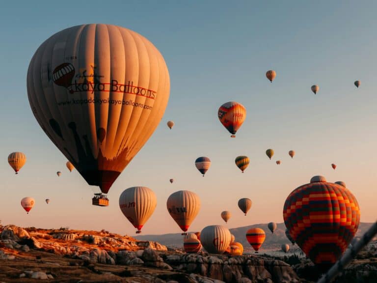 Luftballoner over Kappadokien ved solopgang