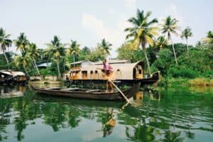 Bakvandene i Kerala med traditionel båd