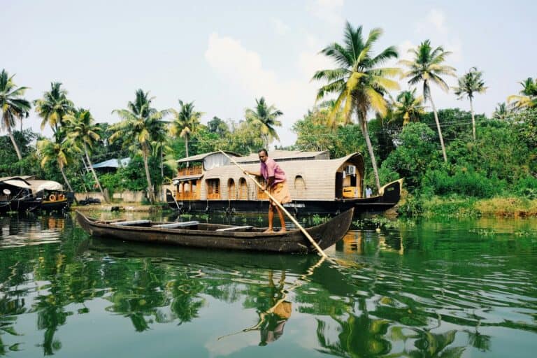 Bakvandene i Kerala med traditionel båd