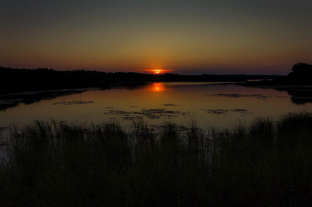Solnedgang over lagunen i WWF-reservatet Le Cesine paa kysten oest for Lecce