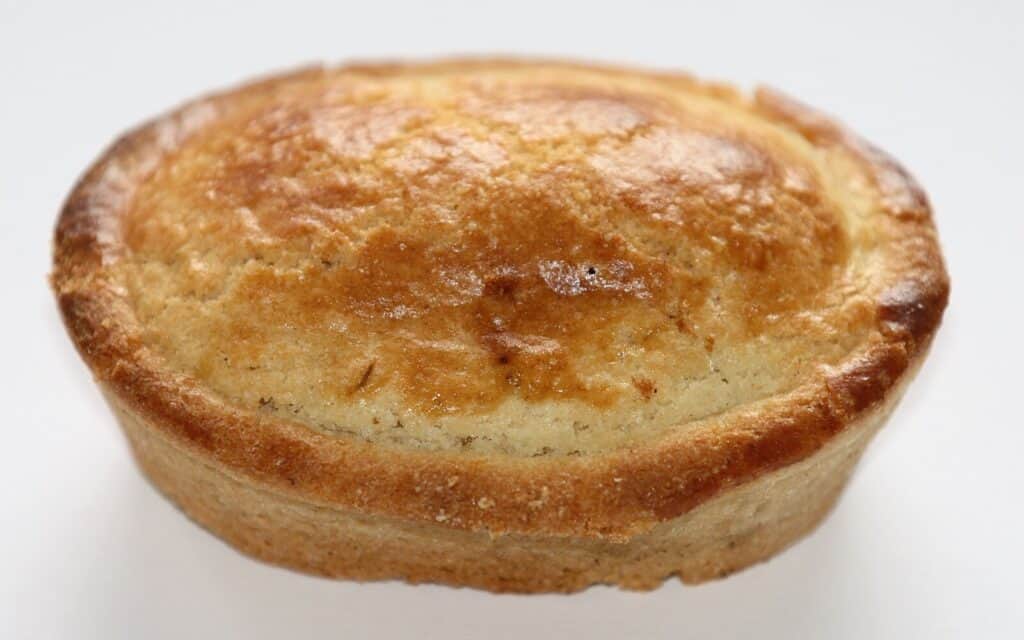 En pasticciotto: moerdej fyldt med varm konditorcreme, Salentos klassiske morgenmad
