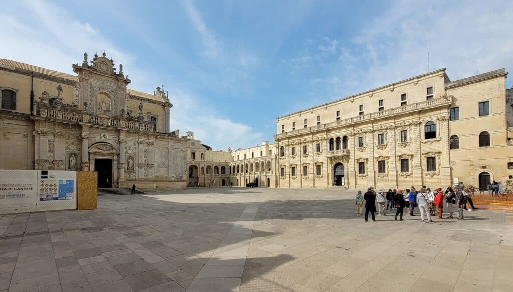 Piazza del Duomo i Lecce: domkirkens rigt udsmykkede sidefacade til venstre og Seminariepaladset til højre