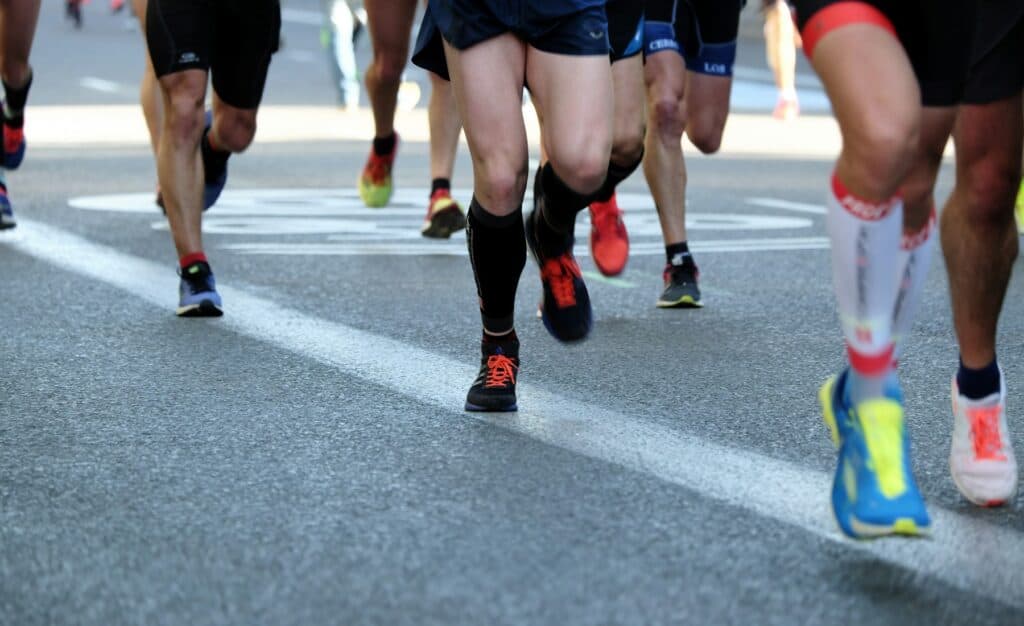 Maratonløbere gennem byens gader
