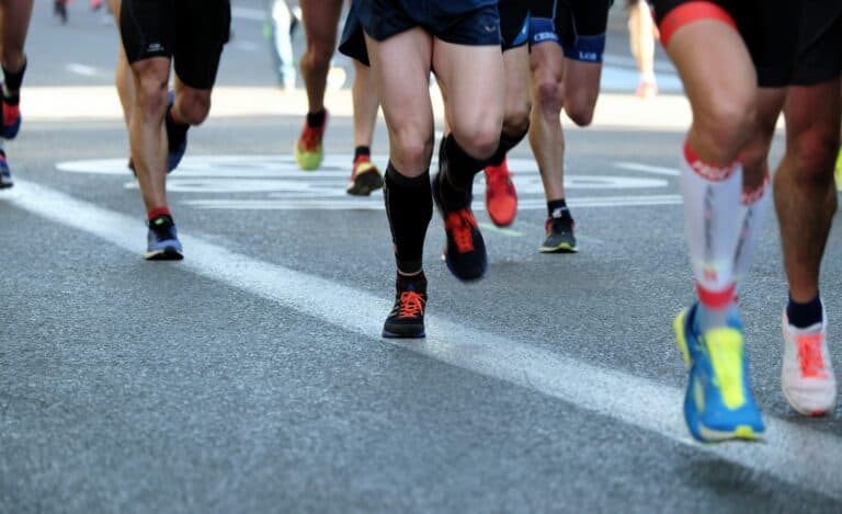 Maratonløbere gennem byens gader