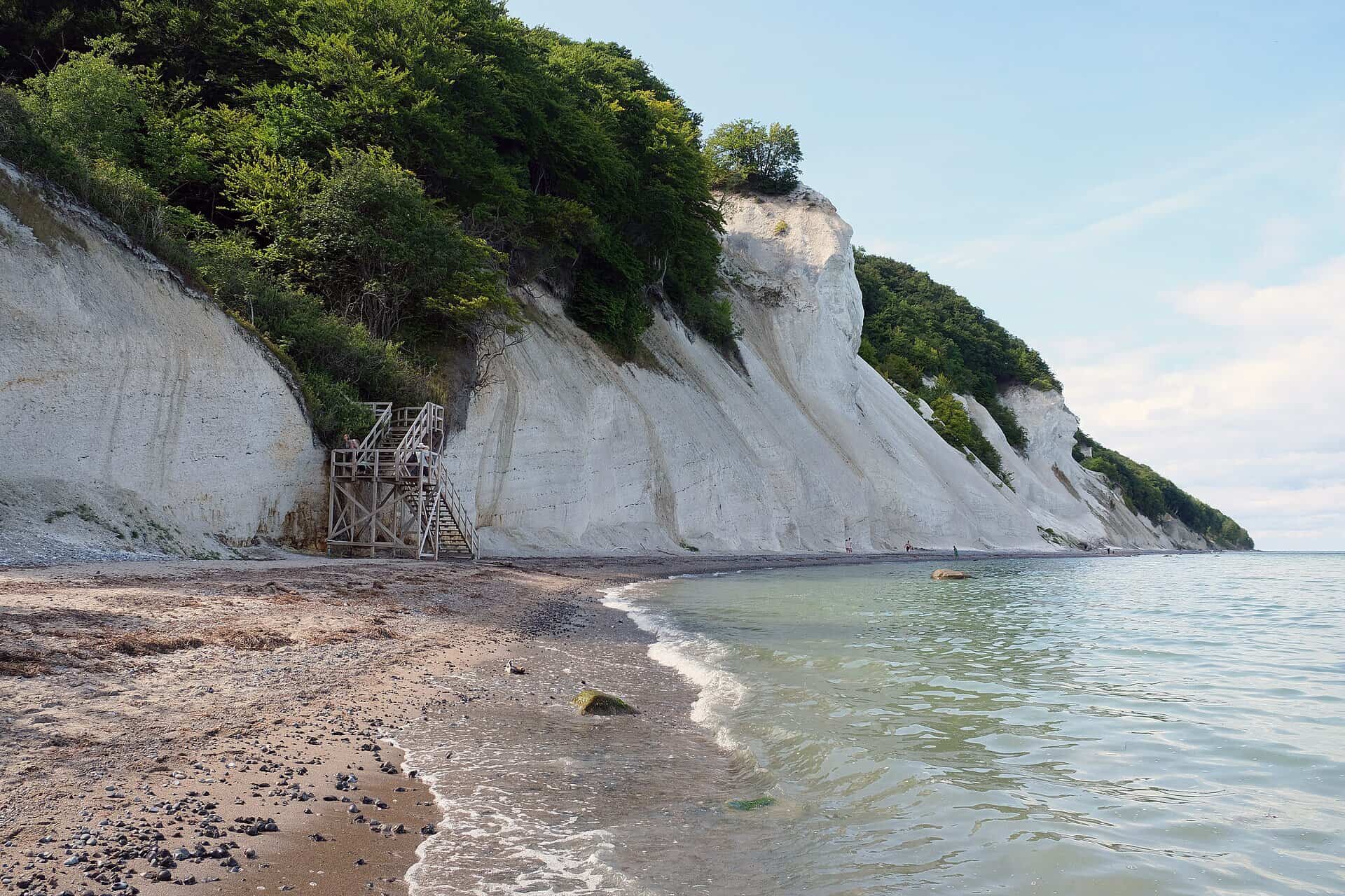 Trætrappe fører ned ad Møns Klint til stenstranden