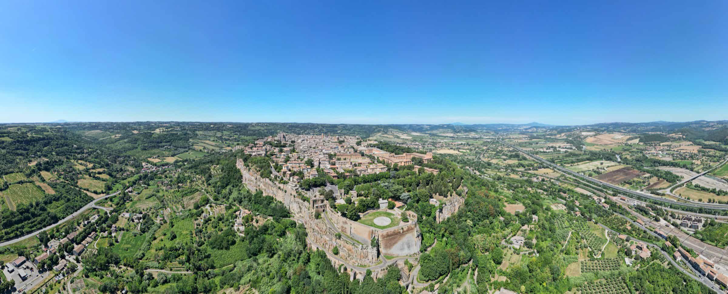 Luftpanorama af Orvieto på sin tufklippe med den lodrette klippevæg og sletten omkring