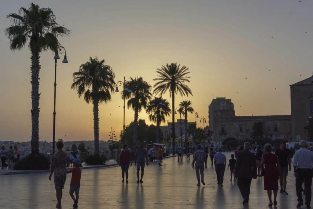 Gadeliv med palmer i Sciacca paa Siciliens sydvestkyst